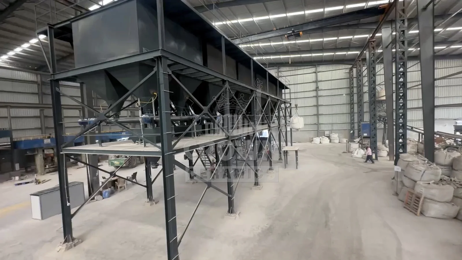 Automatic batching plant with raw material hoppers